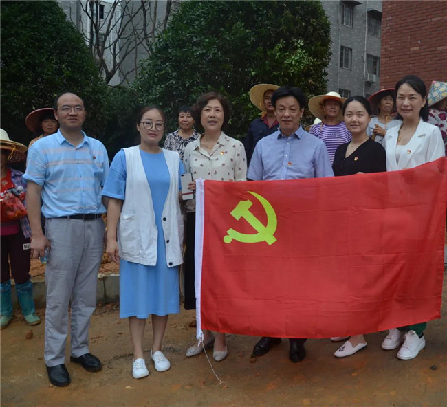 炎炎夏日送清涼，點滴關(guān)懷暖人心——城投集團各黨支部開展“送清涼”慰問一線員工活動