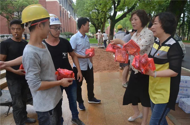 炎炎夏日送清涼，點滴關(guān)懷暖人心——城投集團各黨支部開展“送清涼”慰問一線員工活動